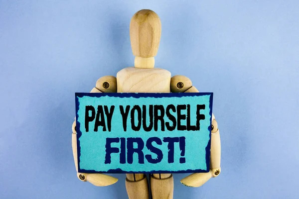 Signo de texto que muestra Pay Yourself First Motivational Call. Foto conceptual Finanzas personales Ahorre dinero para el futuro escrito en papel de nota pegajosa celebración por Wooden Jointed Toy en el fondo llano . — Foto de Stock