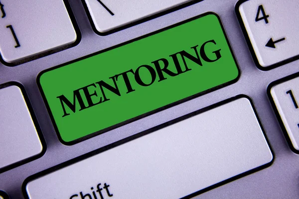 Σύνταξη κειμένου Word Mentoring. Επιχειρηματική ιδέα για να δώσει συμβουλές ή υποστήριξη σε ένα νεότερο άτομο λιγότερο έμπειρους γραμμένο σε πράσινο πλήκτρο στο πληκτρολόγιο λευκό με αντίγραφο χώρο. Το Top view. — Φωτογραφία Αρχείου