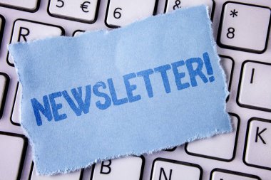 Word metin haber bülteni motivasyonel ara yazma. İş kavramı gözyaşı yapışkan not kağıt parçası üzerinde yazılı grubu üyeleri tarafından düzenli olarak gönderilen bülten için beyaz klavyede yerleştirilir. Üstten Görünüm.