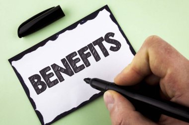 El yazısı metin faydaları. Kavram anlam zam beyaz yapışkan not kağıdı Marker düz arka planda tutan adam tarafından yazılmış şirketin üst düzey çalışanlar için ödenek.