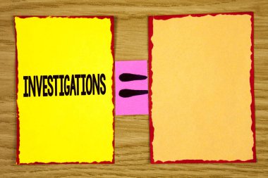 Kavramsal el araştırmalar gösterilen yazma. İş fotoğraf metin resmi soruşturma sistematik çalışma sınav araştırma analizi ahşap arka plan denklem alanı üzerinde yapışkan not kağıdına yazılı.