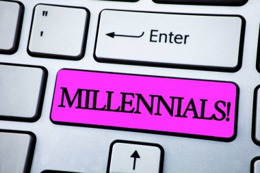 Millennials motivasyonel ara gösterilen metin işareti. Kavramsal fotoğraf nesil Y tarihi 1980'li yıllarda 2000'lerde beyaz klavye pembe anahtarını düğmesinde kopya alanı ile yazılı için. Üstten Görünüm.