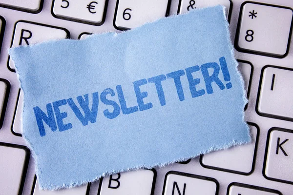 Word metin haber bülteni motivasyonel ara yazma. İş kavramı gözyaşı yapışkan not kağıt parçası üzerinde yazılı grubu üyeleri tarafından düzenli olarak gönderilen bülten için beyaz klavyede yerleştirilir. Üstten Görünüm.