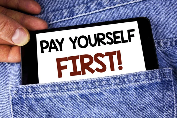 Kavramsal el gösterilen ödeme ilk motivasyonel adın yazılı. İş fotoğraf metin kişisel finans kaydetmek para üzerinde yazılı cep telefonu tarafından adam kot arka planda tutarak. — Stok fotoğraf