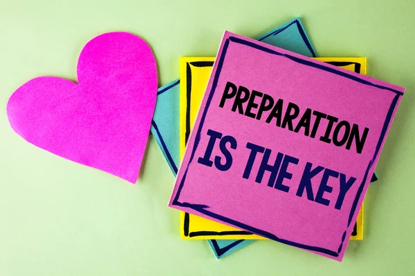 Escrever nota mostrando Preparação é a chave. Apresentação de fotos de negócios Aprenda a estudar Prepare-se para alcançar o sucesso escrito no Pink Sticky Note Paper sobre fundo liso Coração ao lado dele . — Fotografia de Stock