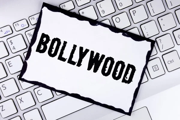 概念的な手書きのボリウッドを示します。事業写真展示インド映画白粘着メモ紙に書かれた娯楽の源はラップトップ上に配置. — ストック写真