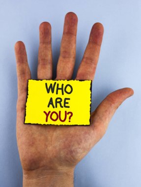 Kim sana soru gösterilen metin işareti. Kavramsal fotoğraf tanıtmak veya tanımlamak kendin söyle düz arka plan yandan kişisel hikaye üzerinde sarı yapışkan not yazılı yerleştirilen.