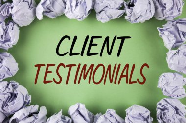 El yazısı metin yazma Müşteri Testimonials. Müşteri kişisel deneyimler değerlendirmeleri görüş düz konservesi arka plan beyaz kağıt topları içinde yazılı görüşleri anlam kavramı.