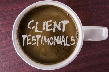 Müşteri Testimonials gösterilen not yazma. Müşteri kişisel deneyimler değerlendirmeleri görüşleri ahşap arka plan üzerinde beyaz fincan kahve yazılı görüşleri vitrine iş fotoğraf.