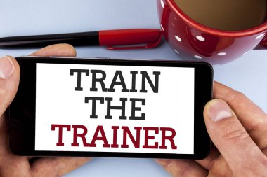 Word metin tren antrenör yazma. İş kavramı öğrenme tekniği öğretmenler kendilerini cep telefonu düz arka plan Kupası Marker adam tarafından tutarak ekran üzerinde yazılı olan öğrenciler için