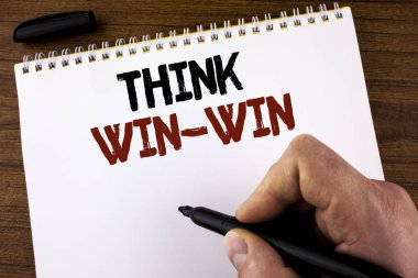 Metin yazma düşünüyorum kazan-kazan kelime. İş kavramı için not defteri Marker ahşap arka plan üzerinde tutan adam tarafından yazıldı yararları elde etmek için her iki ortaklarına için müzakere stratejisi.