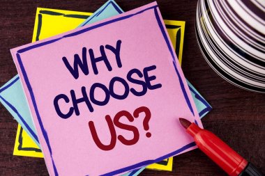 Word metin neden seçmek bize soru yazma. Hizmetleri ürün veya ahşap arka plan pembe bir yapışkan not kağıdına Kupası ve damgalı yanında yazılı Teklifler seçin nedenlerle iş kavramı