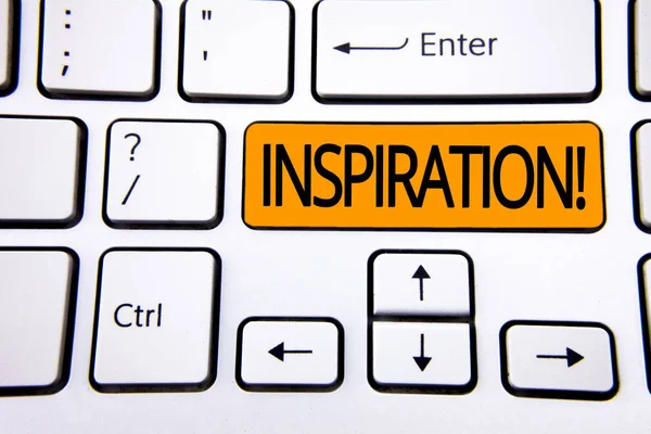 Tekst teken weergegeven: inspiratie motivatie noemen. Conceptuele foto stimulatie te voelen of doen iets creatief geschreven op oranje sleutelknop op wit toetsenbord met kopie ruimte. Bovenaanzicht. — Stockfoto
