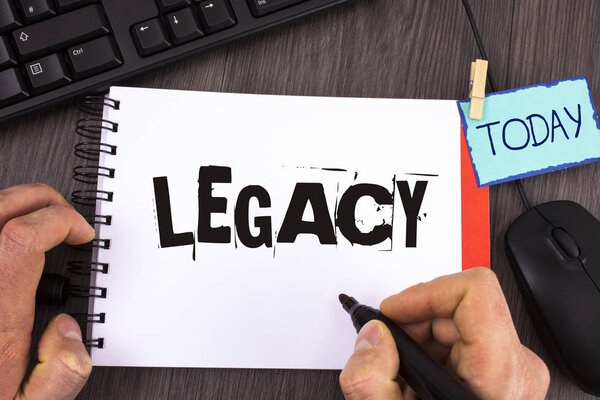 Наследие почерка. Понятие, означающее передачу, полученную от предка Свойства денег, данные по воле, написанной человеком на блокноте на деревянном фоне Маркер Сегодня мышь Клавиатура рядом с ним
.