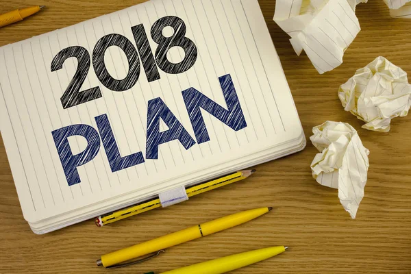 Escribir nota mostrando Plan 2018. Foto de negocios mostrando ideas desafiantes Objetivos para la motivación de Año Nuevo para comenzar —  Fotos de Stock