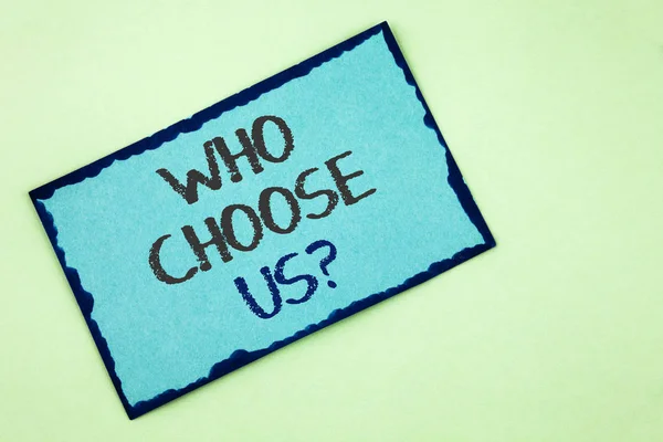 Концептуальный почерк, показывающий вопрос "Кто выбирает нас". Вид людей, которые выбирают наши услуги или продукты, написанные на бумаге Sticky Note на простом фоне . — стоковое фото