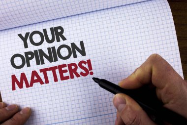 Kişisel görüş konularda motivasyonel ara gösterilen not yazma. İş fotoğraf vitrine müşteri geribildirim yorumları defter kitap Marker ahşap arka plan üzerinde tutan adam tarafından yazıldı önemlidir