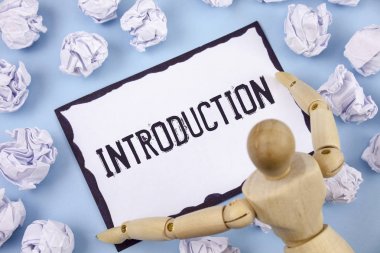 El yazısı metin giriş yazılı. Belgenin bir yapışkan not kağıdı düz kağıt topları içinde yazılı bir hedef kitleye sunum ilk bölümü anlam kavramı ahşap oyuncak arka plan