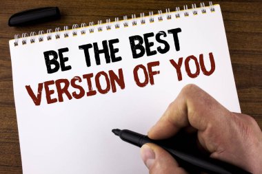 Word metin yazma en iyi sürümü olacak. İş kavramı olmak ilham almak kendini iyi ve not defteri Marker ahşap arka plan üzerinde tutan adam tarafından yazılmış motive için.