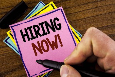 Metin yazma iş fırsatları şimdi motivasyon Arama kelime. İş kavramı işgücü istedim yeni çalışanları tarafından adam pembe yapışkan not kağıt holding marker ahşap arka plan üzerinde yazılı işe alım için 