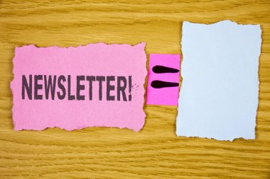 Bülten motivasyonel ara gösterilen not yazma. Ahşap arka plan denklem alanı gözyaşı yapışkan not kağıdına yazılı grubu üyeleri tarafından düzenli olarak gönderilen bülten vitrine iş fotoğraf.