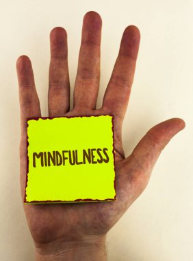 Mindfulness yazma el yazısı metin. Yapışkan not kağıdına yazılmış duygu ve düşüncelerini olmak bilinçli farkındalık sakin kabul anlam kavramı yandan düz arka plan üzerine yerleştirilen.