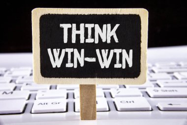 Metin yazma düşünüyorum kazan-kazan kelime. İş kavramı üzerinde ahşap hakları Kurulu yazılı yararları elde etmek için her iki ortaklarına için müzakere stratejisi için dizüstü bilgisayarda yerleştirilir.