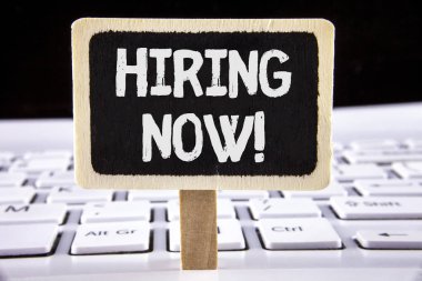 Metin yazma iş fırsatları şimdi motivasyon Arama kelime. İş kavramı işgücü istedim yeni çalışanlar üzerinde ahşap hakları Kurulu yazılı işe alım için dizüstü bilgisayarda yerleştirilir.