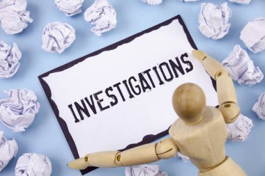 El yazısı metin yazma araştırma. Arka plan resmi soruşturma sistematik çalışma sınav araştırma analizi yapışkan not kağıdı düz kağıt topları içinde yazılı anlam kavramı ahşap oyuncak