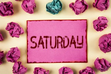 Cumartesi gösterilen not yazma. Hafta sonu dinlenirken zaman tatil eğlence an kavram bilgi için ilk gününde vitrine iş fotoğraf