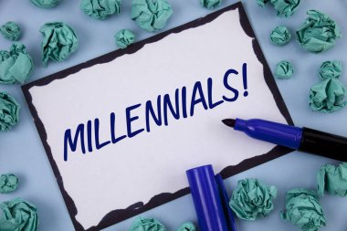 Millennials motivasyonel ara gösterilen not yazma. Nesil Y tarihi 1980'lerin 2000'lerde kağıt topları içinde yapışkan not kağıdına düz arka plan kalem üzerinde yazılı için vitrine iş fotoğraf
