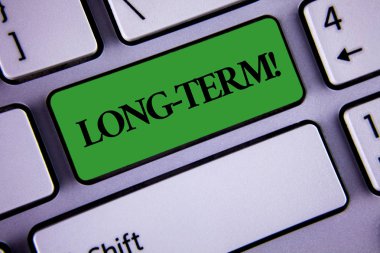 Word metin uzun vadeli motivasyonel ara yazma. Gelecek yazılı yeşil anahtar düğme üstünde beyaz klavye üzerinde kopya alanı ile planları iş kavramı Occurring büyük süre için. Üstten Görünüm.