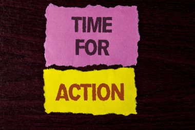 Zaman için eylem gösteren not yazma. İş fotoğraf vitrine bir şeyler yap şimdi hareket ahşap arka plan üzerinde gözyaşı yapışkan not kağıtlara yazılmış şu anda belirli bir amaca.