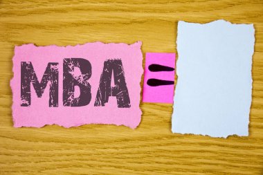 MBA gösterilen not yazma. Ana işletme peşin derecesi sonra üniversite ahşap arka plan denklem alanı gözyaşı yapışkan not kağıdına yazılı çalışmaları vitrine iş fotoğraf.