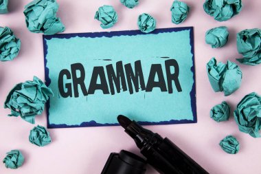 Word yazma metin dilbilgisi. Sistemi ve yapısı bir dil doğru düzgün yazma düz pembe arka plan kağıt topları ve Marker yapışkan not kağıdına yazılı kurallar için iş kavramı.