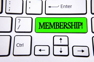 Word metin yazma üyelik. Üyesi bir grup veya takımın bir parçası olmak için iş kavramı organizasyon şirketi yeşil anahtar düğme üstünde beyaz klavye üzerinde kopya alanı ile yazılı katılın. Üstten Görünüm.