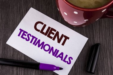 Metin Müşteri Testimonials yazmak kelime. Müşteri kişisel deneyimler değerlendirmeleri görüşleri ahşap arka plan Kupası Marker beyaz yapışkan not kağıdına yazılı görüşleri için iş kavramı