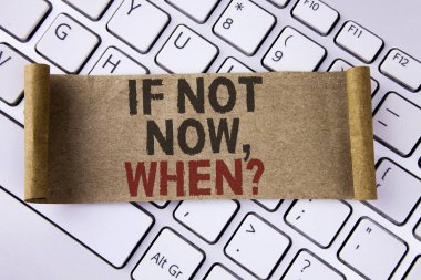 Kavramsal el eğer değil şimdi ne zaman soru gösterilen yazma. Klavyede katlanmış karton kağıt parçası üzerinde yazılı liste yapmak için zaman koyarak planı hakkında soran vitrine iş fotoğraf yerleştirilir.