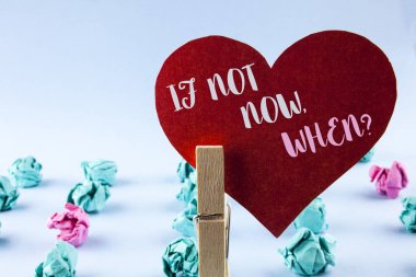 El yazısı metin Eğer değil şimdi ne zaman soru. Kırmızı kağıt üzerinde düz arka plan kağıt topları yanındaki küçük tarafından tutan kalp üzerinde yazılı liste yapmak için zaman koyarak planı hakkında soran kavram anlam.