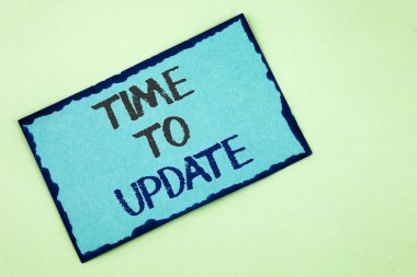 Kavramsal el zaman için güncelleştirmeyi gösterilen yazma. Yenileme modernizasyon düz arka plan üzerinde yapışkan not kağıdına yazılı iş fotoğraf metin yenileme güncelleştirme değişiklikleri gerekli.