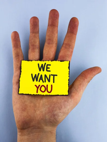 Textzeichen, das zeigt, dass wir dich wollen. konzeptionelles Foto Mitarbeiter helfen gesucht Arbeitnehmer Einstellung Headhunting Beschäftigung auf gelbem Zettel auf der Hand auf schlichtem Hintergrund geschrieben. — Stockfoto