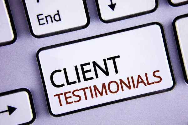 Scrittura di testi a mano Testimonianze dei clienti. Concetto che significa Esperienze Personali del Cliente Recensioni Opinioni Feedback scritto su Tastiera Bianca con spazio di copia. Vista dall'alto . — Foto Stock