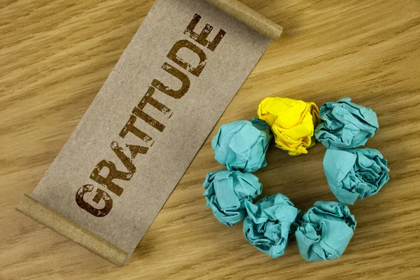 Εννοιολογική χέρι γραφή δείχνει ευγνωμοσύνη. Επαγγελματίες φωτογραφία προβάλλοντας την ποιότητα της ύπαρξης ευγνώμονες εκτίμηση ευγνωμοσύνη αναγνωρίζετε γραμμένο σε φόντο ξύλινο κομμάτι χαρτόνι χαρτί μπάλα χαρτιού — Φωτογραφία Αρχείου