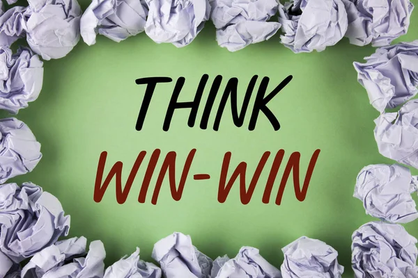 Escritura a mano de texto Think Win-Win. Concepto que significa estrategia de negociación para que ambos socios obtengan beneficios escritos sobre un fondo verde claro dentro de White Paper Balls . — Foto de Stock