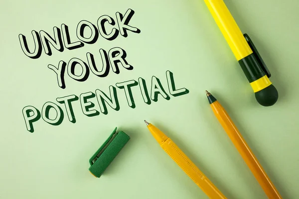 Word pisanie tekstu odblokować swój potencjał. Koncepcja biznesowa dla ujawniają talent rozwoju umiejętności Pokaż napisane na zwykły zielone tło długopisy obok niego osobiste umiejętności. — Zdjęcie stockowe