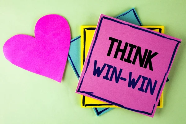 Note d'écriture montrant Think Win-Win. Photo d'affaires montrant la stratégie de négociation pour les deux partenaires pour obtenir des avantages écrits sur Pink Sticky Note Papier sur fond clair Coeur à côté . — Photo