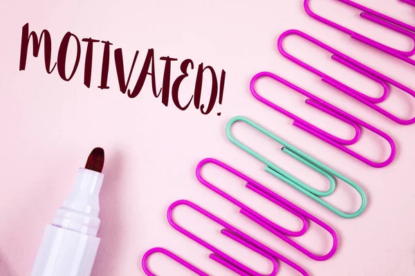 Skriveseddel som viser Motivasjonsanropet. Forretningsfoto som viser Willing å gjøre noe Inspired Confident skrevet på Plain Pink bakgrunn Marker og Paper Pins ved siden av . – stockfoto
