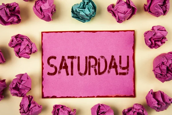 Cumartesi gösterilen not yazma. Hafta sonu dinlenirken zaman tatil eğlence an kavram bilgi için ilk gününde vitrine iş fotoğraf