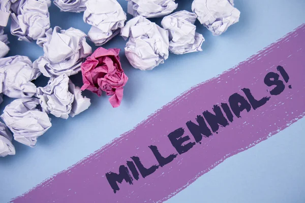 Texto de escritura de palabras Millennials Motivational Call. Concepto de negocio para la generación Y Nacido de 1980 a 2000 escrito en fondo pintado Bolas de papel arrugado al lado de él . — Foto de Stock
