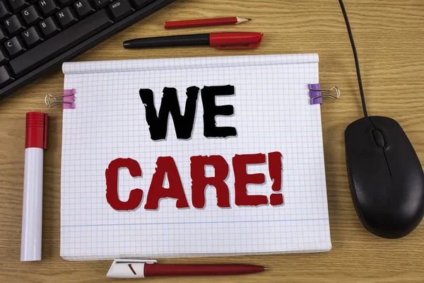 Handgeschreven tekst schrijven We Care motiverende noemen. Begrip betekenis geven mensen helpen aandacht bijstand Concept voor ondersteuningsinformatie — Stockfoto